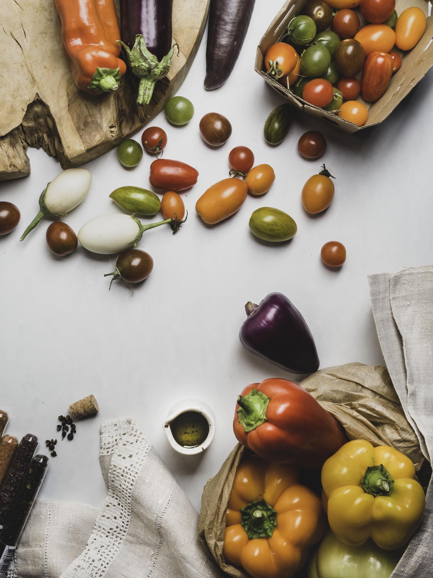 Mesa de trabalho com ingredientes locais